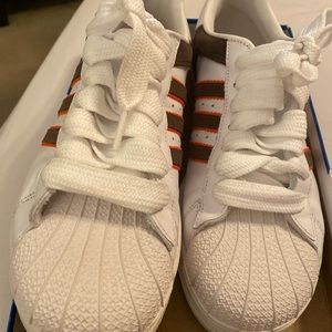 🔥superstar shell toe adidas.  Great condition! 6y